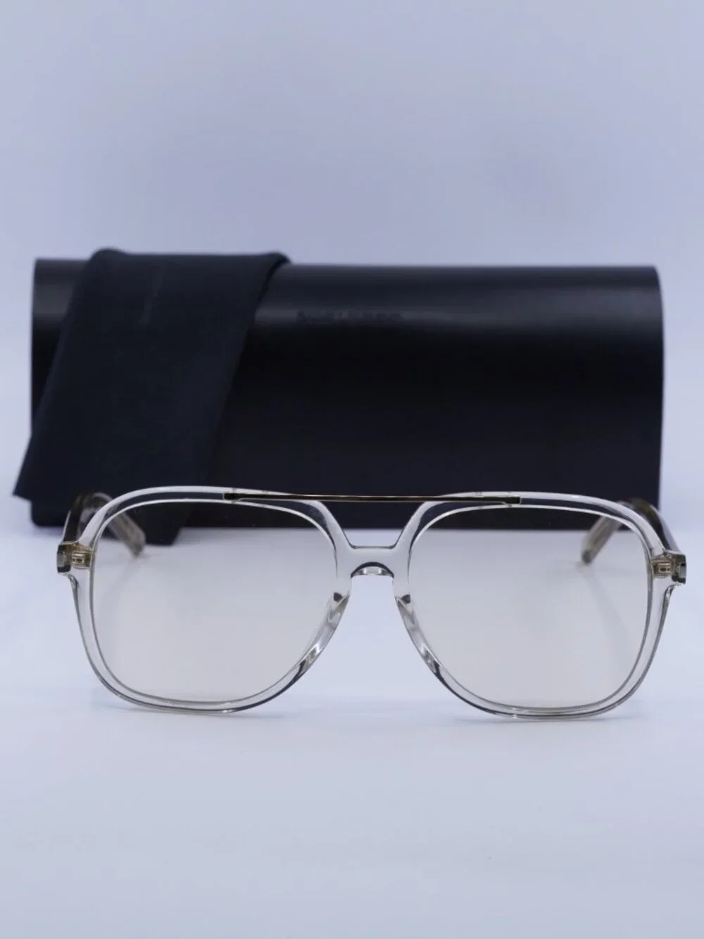 Saint Laurent model sl545